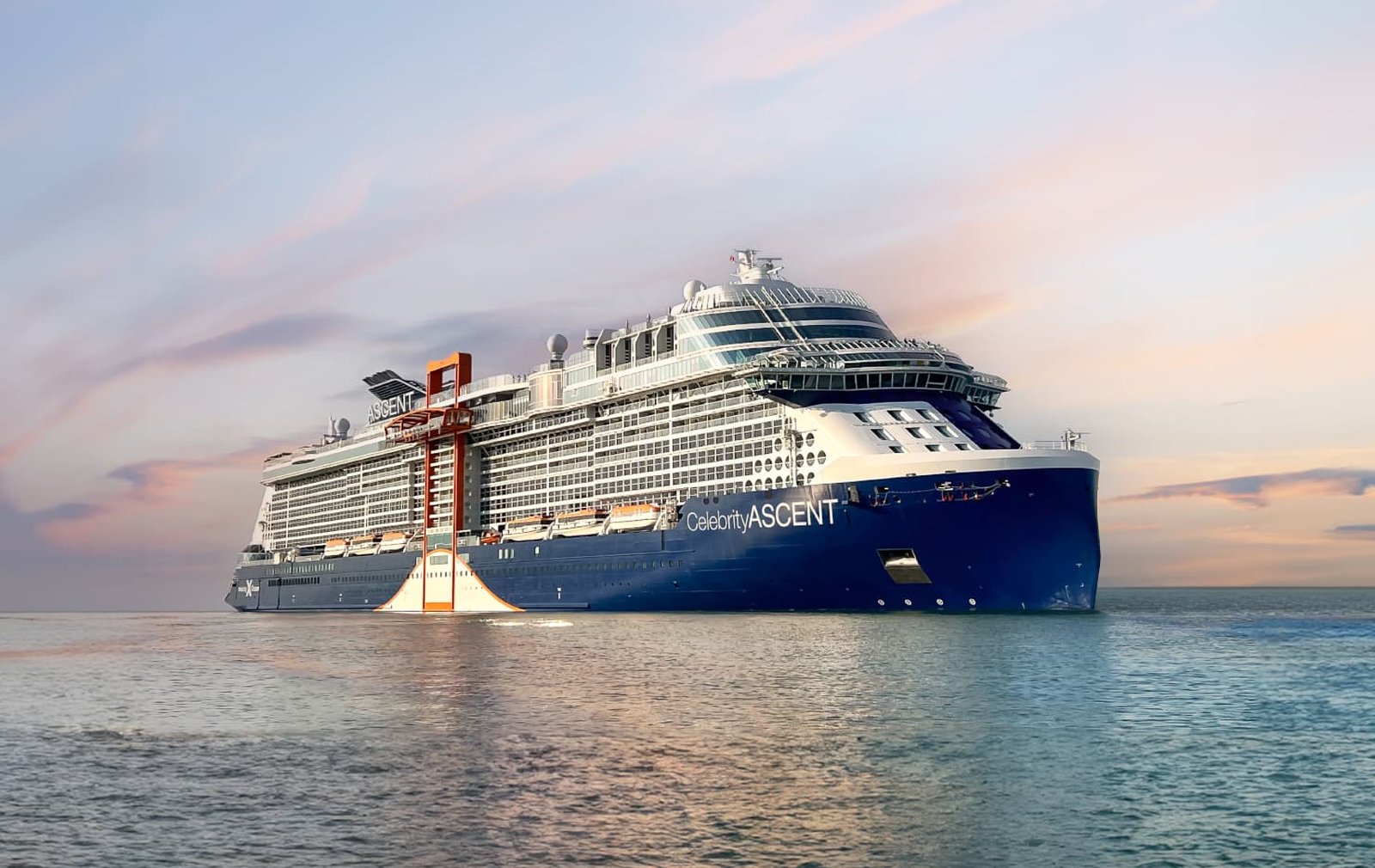 Celebrity Ascent en mer, vue latérale avec Magic Carpet orange sur le flanc tribord