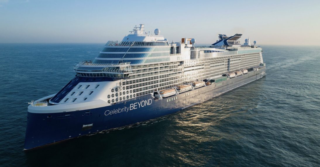 Le navire de croisière Celebrity Beyond avec sa plateforme Magic Carpet visible sur la coque