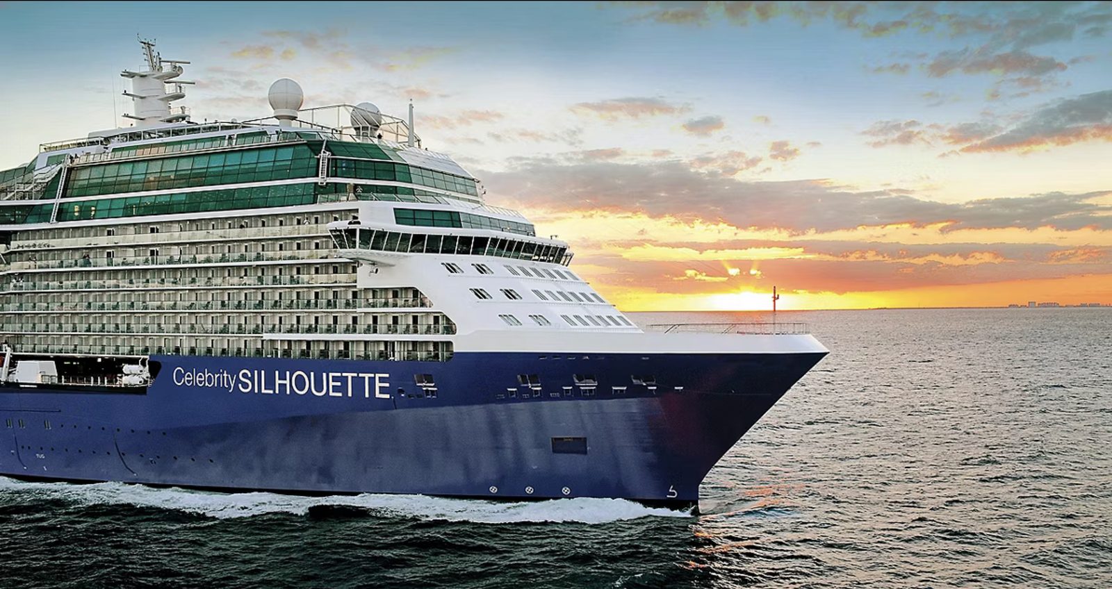 Celebrity Silhouette en mer au coucher de soleil — Celebrity Cruises